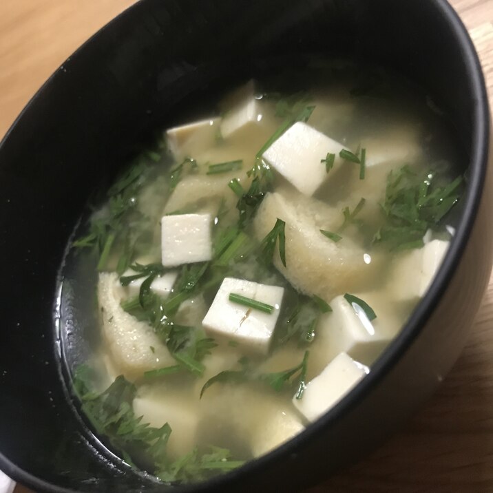 ニンジンの葉と豆腐の味噌汁